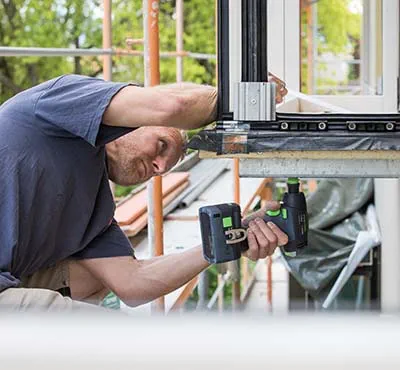 Vissage avec la perceuse-visseuse sans fil de Festool