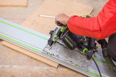 Sciage de pièces de bois avec la scie circulaire portative Festool