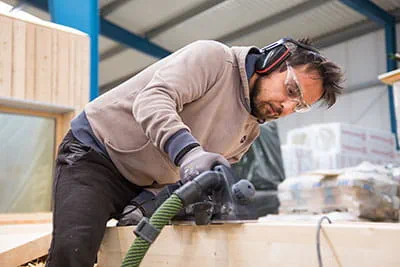 Les pièces de bois sont travaillées avec le rabot Festool