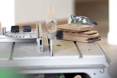 Lors des opérations réalisées sur du parquet, le port de lunettes de protection est recommandé en raison du dégagement de poussière.