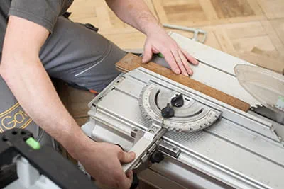 Découpe des planches à l'aide de la scie semi-stationnaire Festool Precisio CS 70